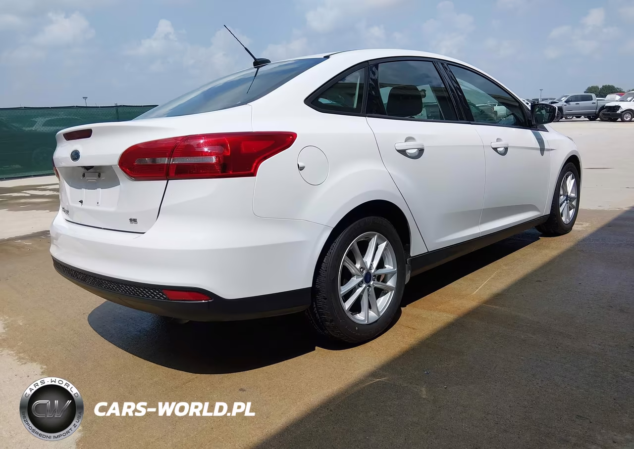 2018 Ford Focus Se VIN:1FADP3F20JL328869 - 4