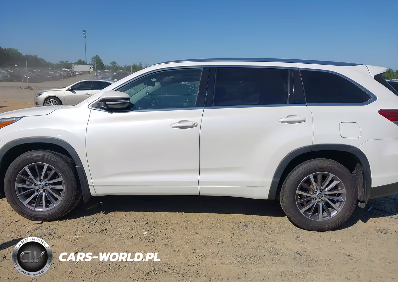 2018 Toyota Highlander Xle VIN:5TDJZRFH0JS526249 - 14