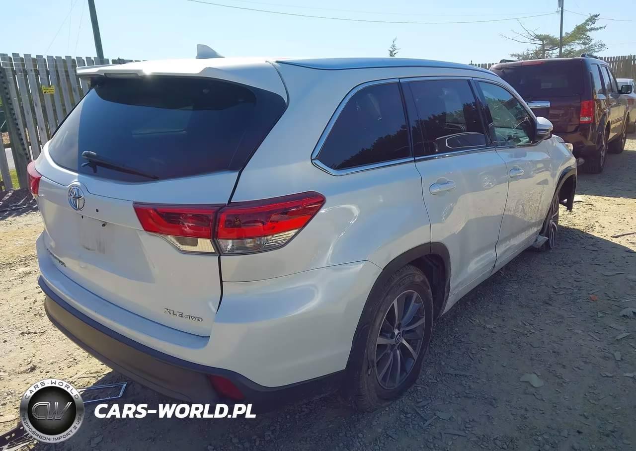 2018 Toyota Highlander Xle VIN:5TDJZRFH0JS526249 - 4