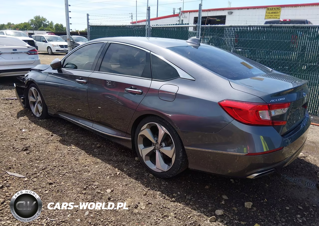 2018 Honda Accord Touring VIN:1HGCV1F97JA140621 - 3