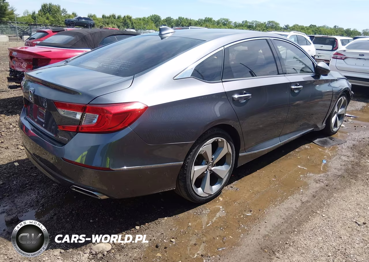 2018 Honda Accord Touring VIN:1HGCV1F97JA140621 - 4