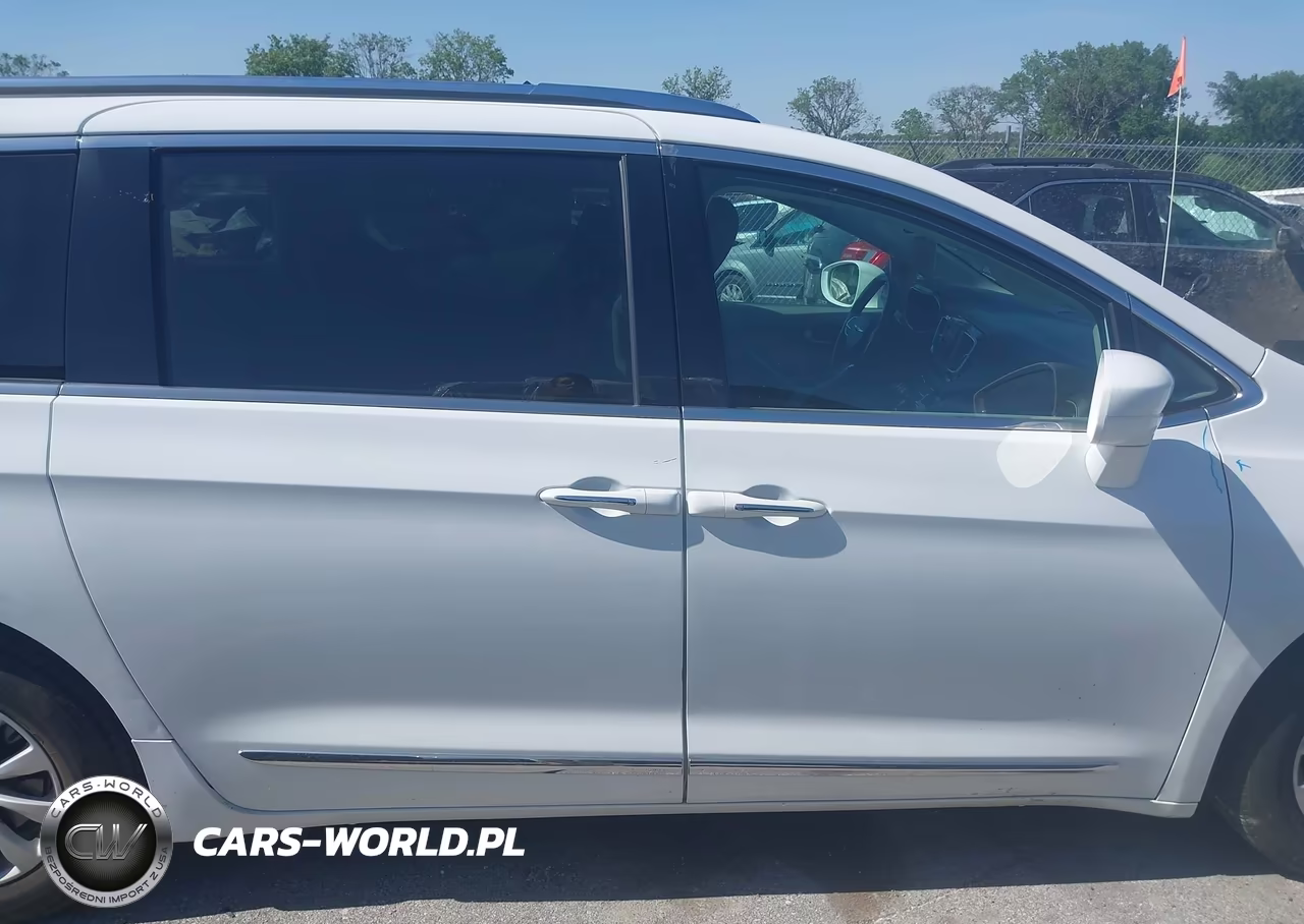 2019 Chrysler Pacifica Touring L VIN:2C4RC1BG4KR540054 - 13