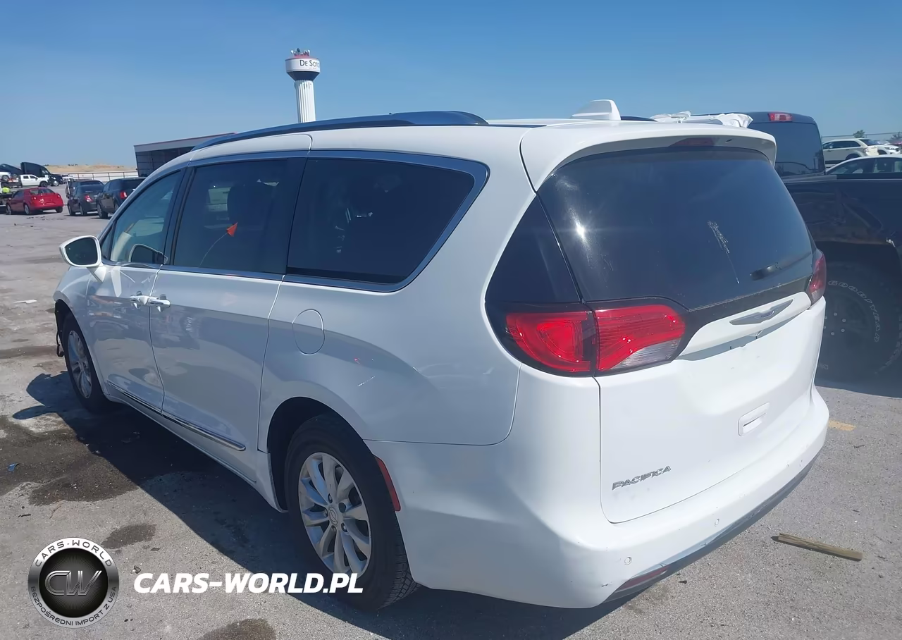 2019 Chrysler Pacifica Touring L VIN:2C4RC1BG4KR540054 - 3