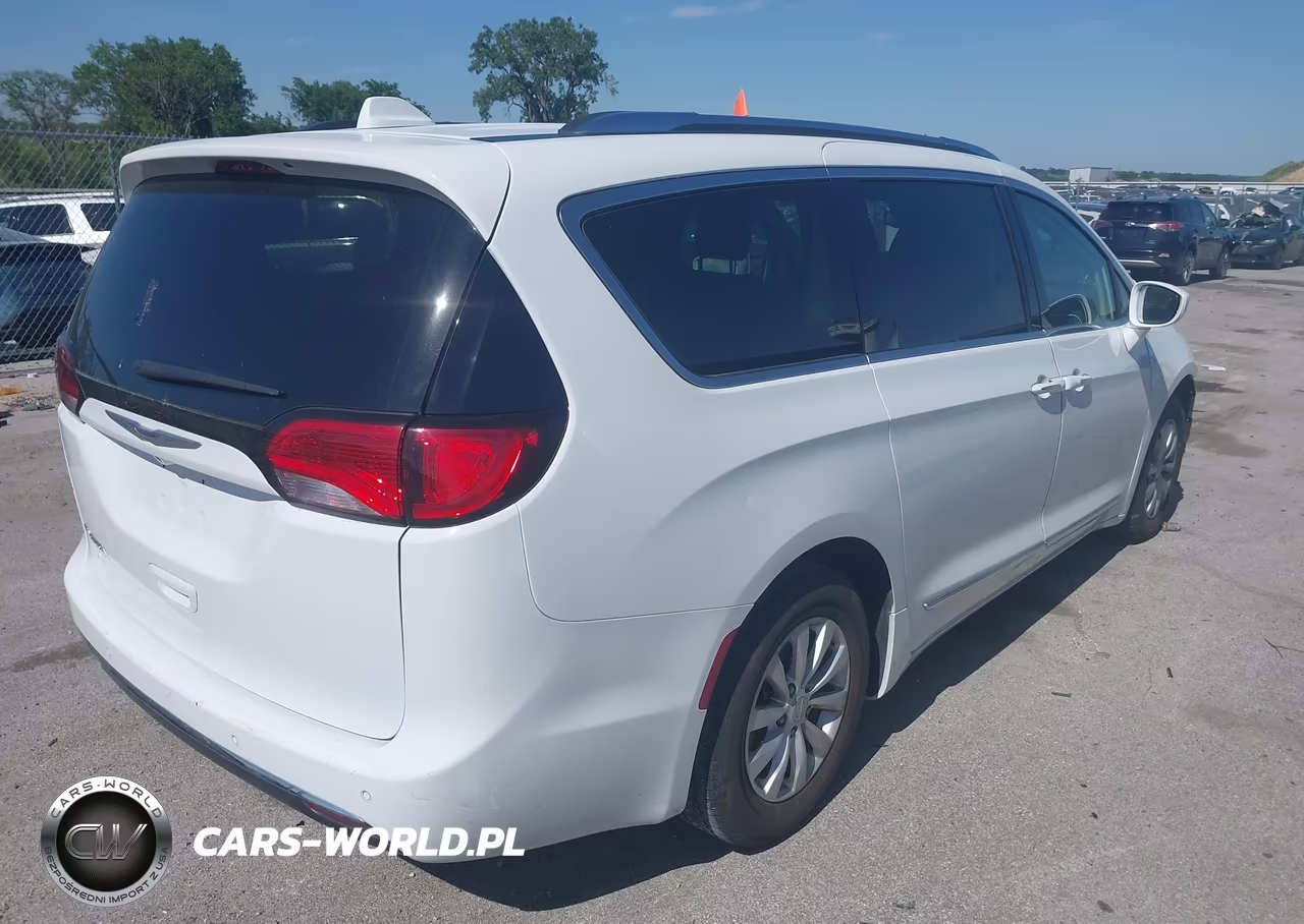 2019 Chrysler Pacifica Touring L VIN:2C4RC1BG4KR540054 - 4