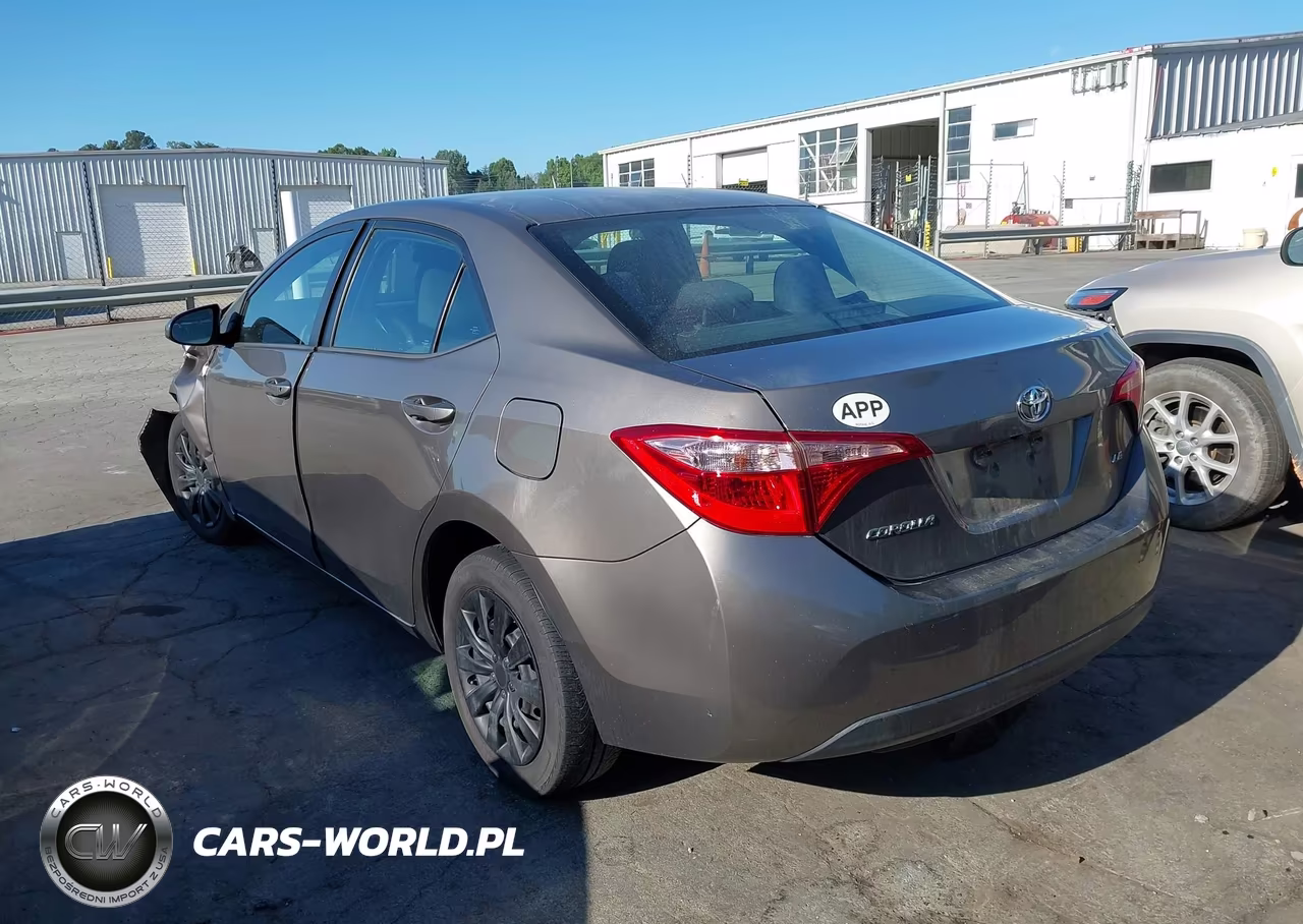 2018 Toyota Corolla Le VIN:5YFBURHE0JP812584 - 3