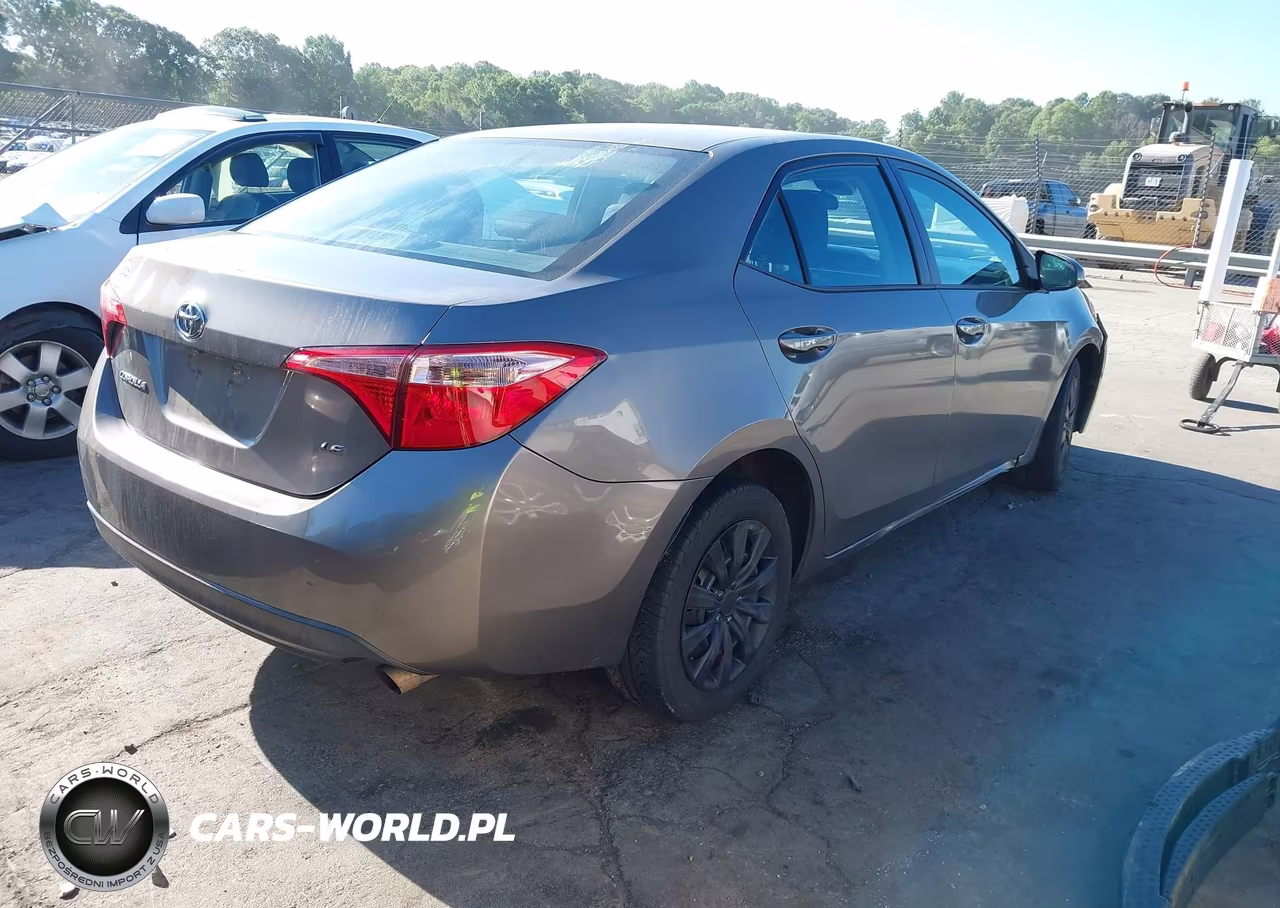 2018 Toyota Corolla Le VIN:5YFBURHE0JP812584 - 4