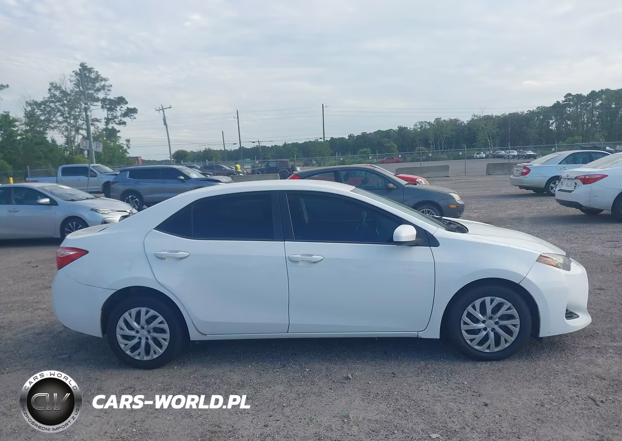 2018 Toyota Corolla Le VIN:5YFBURHE5JP805081 - 13