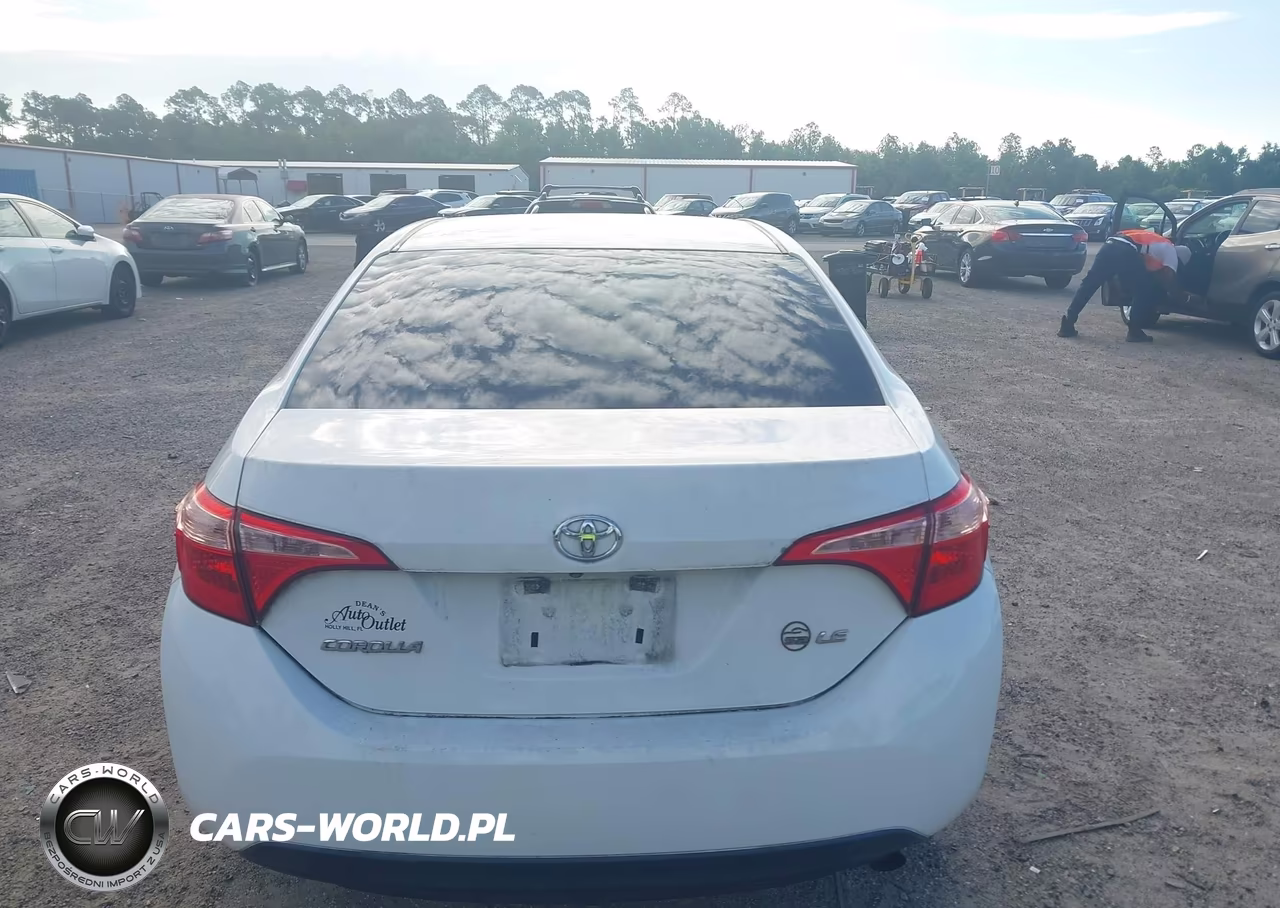 2018 Toyota Corolla Le VIN:5YFBURHE5JP805081 - 16