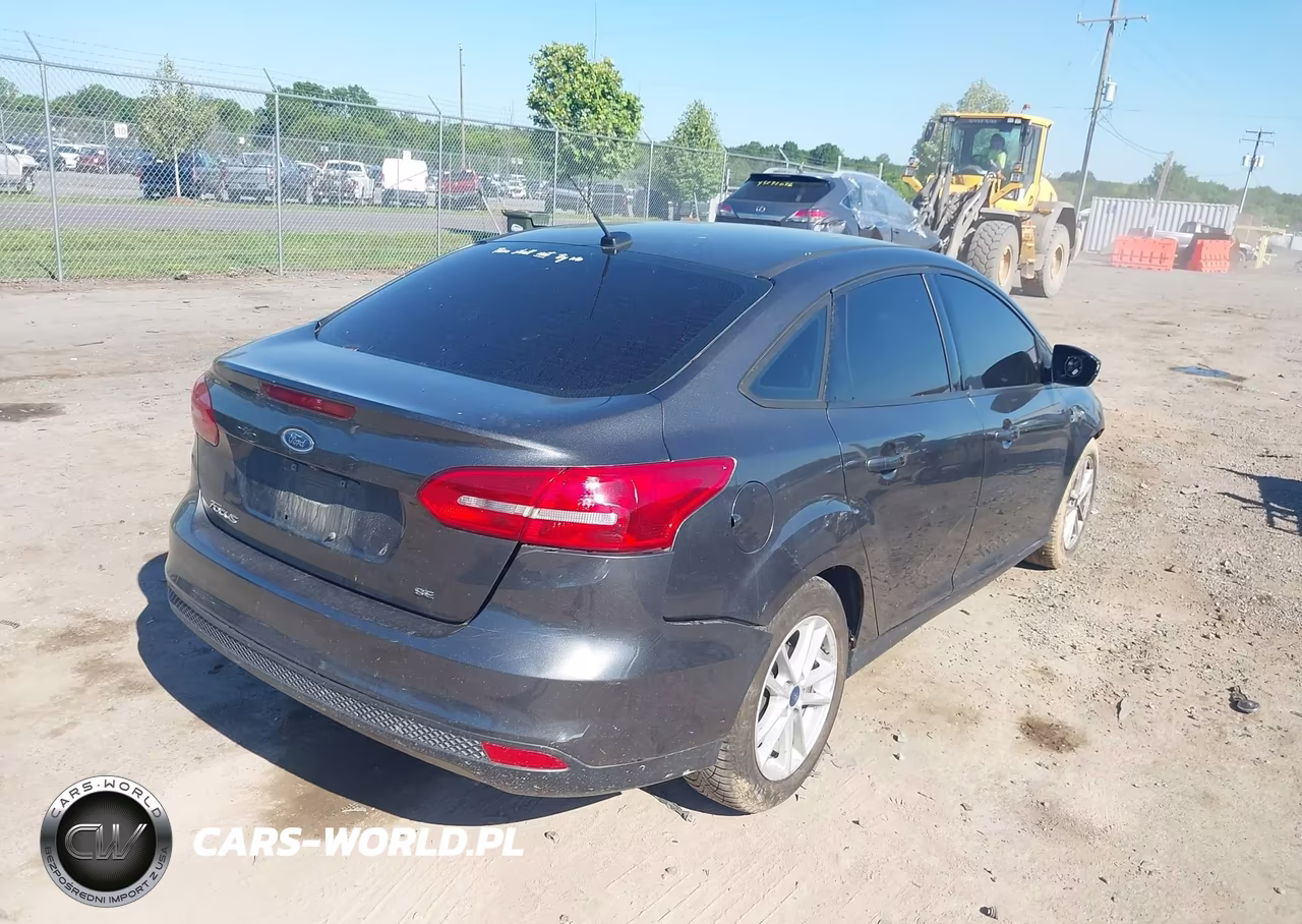 2018 Ford Focus Se VIN:1FADP3F29JL280398 - 4