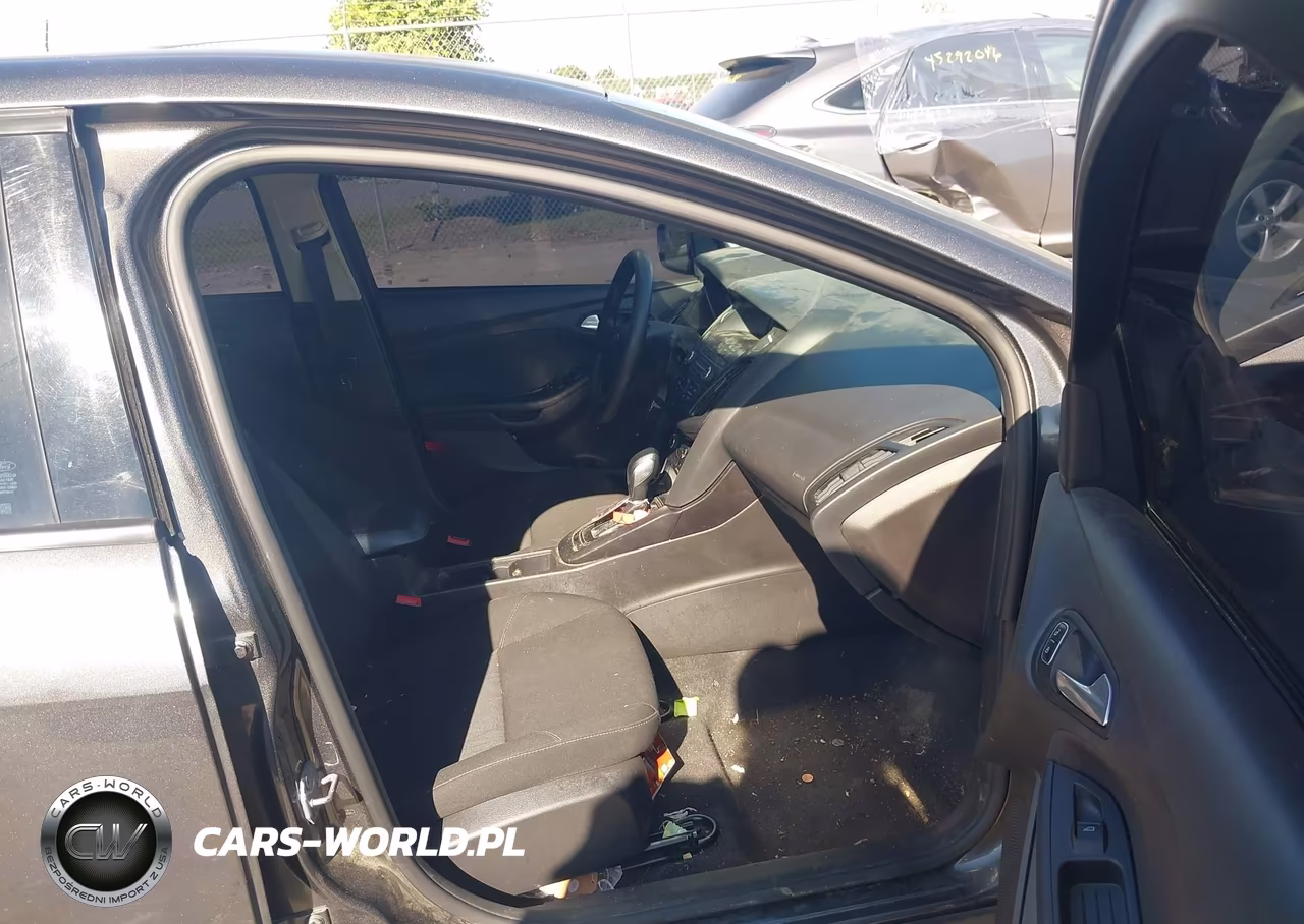 2018 Ford Focus Se VIN:1FADP3F29JL280398 - 5