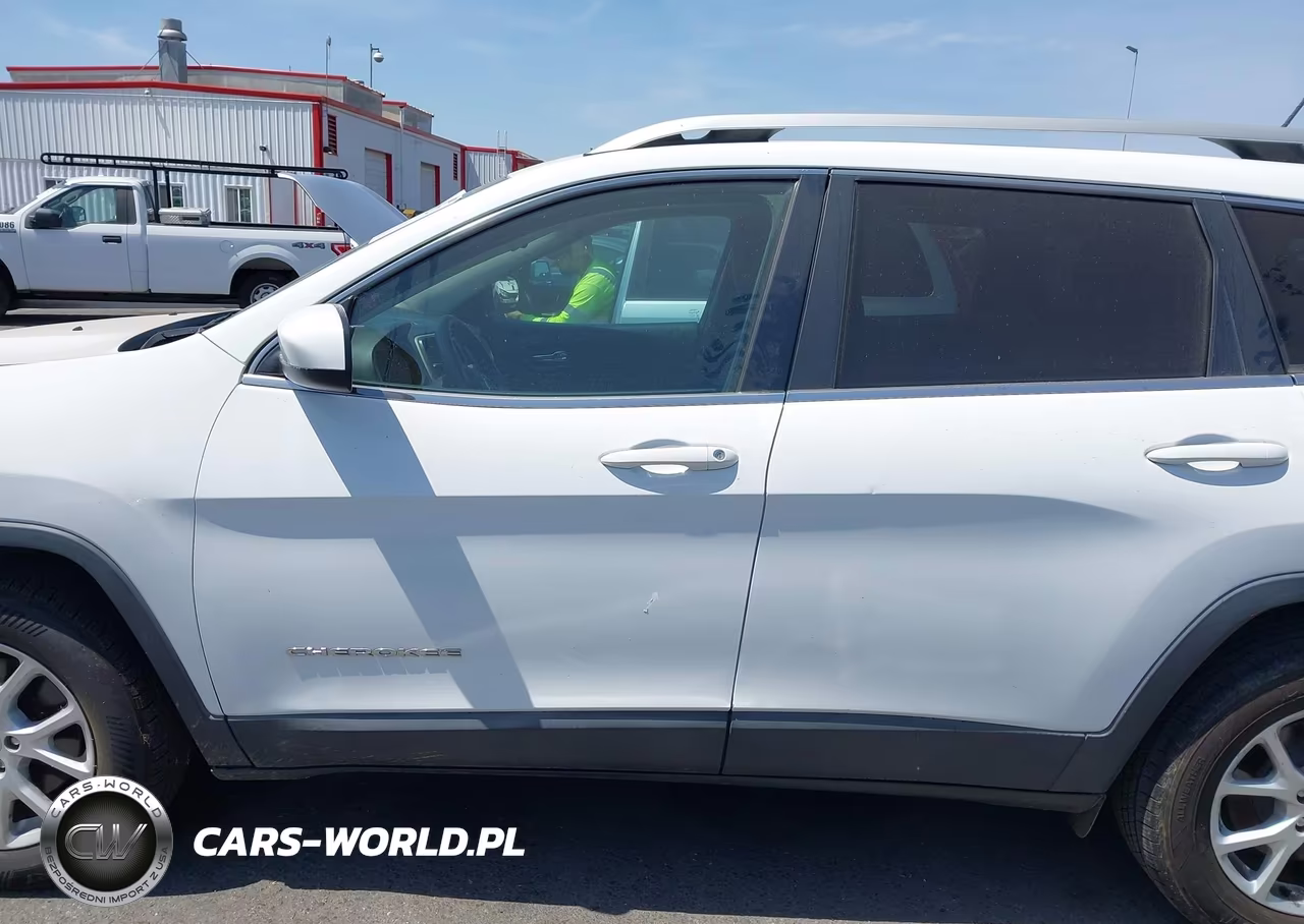 2018 Jeep Cherokee Latitude 4X4 VIN:1C4PJMCX9JD541246 - 14