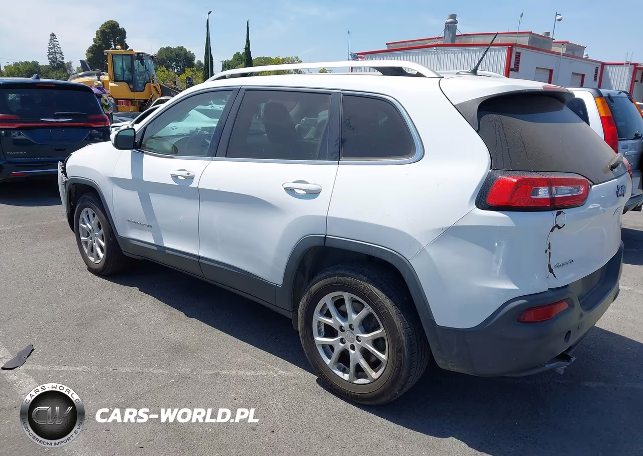 2018 Jeep Cherokee Latitude 4X4 VIN:1C4PJMCX9JD541246 - 3