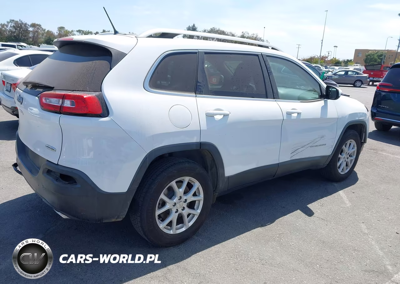 2018 Jeep Cherokee Latitude 4X4 VIN:1C4PJMCX9JD541246 - 4