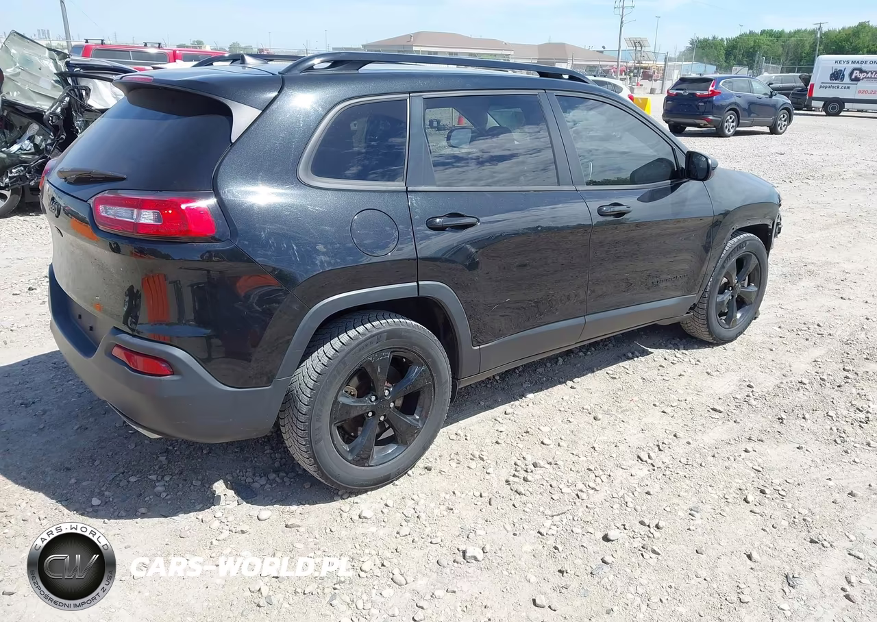 2015 Jeep Cherokee Latitude VIN:1C4PJLCS1FW791381 - 4