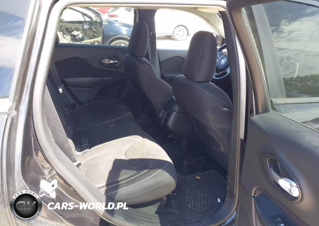 2015 Jeep Cherokee Latitude VIN:1C4PJLCS1FW791381 - 8