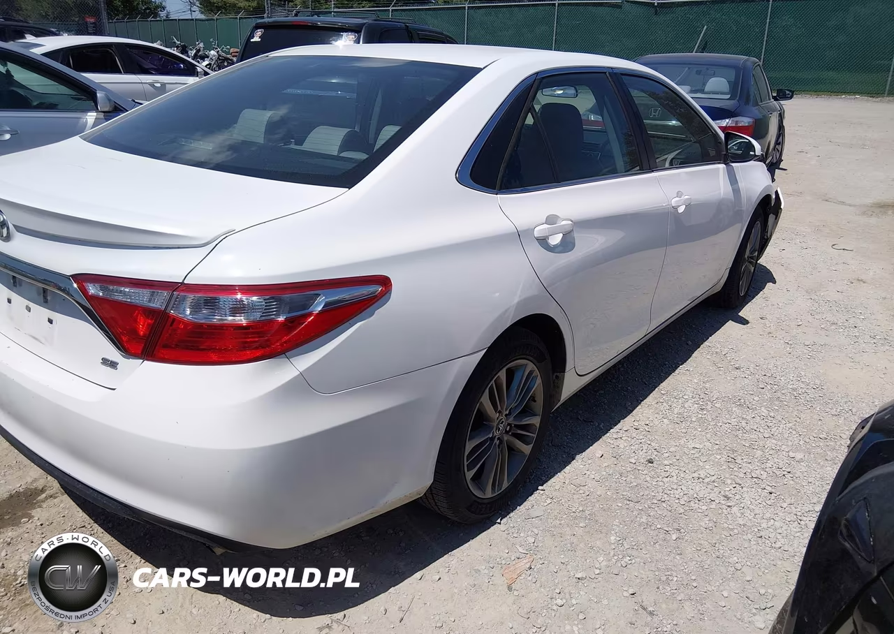 2015 Toyota Camry Se VIN:4T1BF1FKXFU919636 - 4
