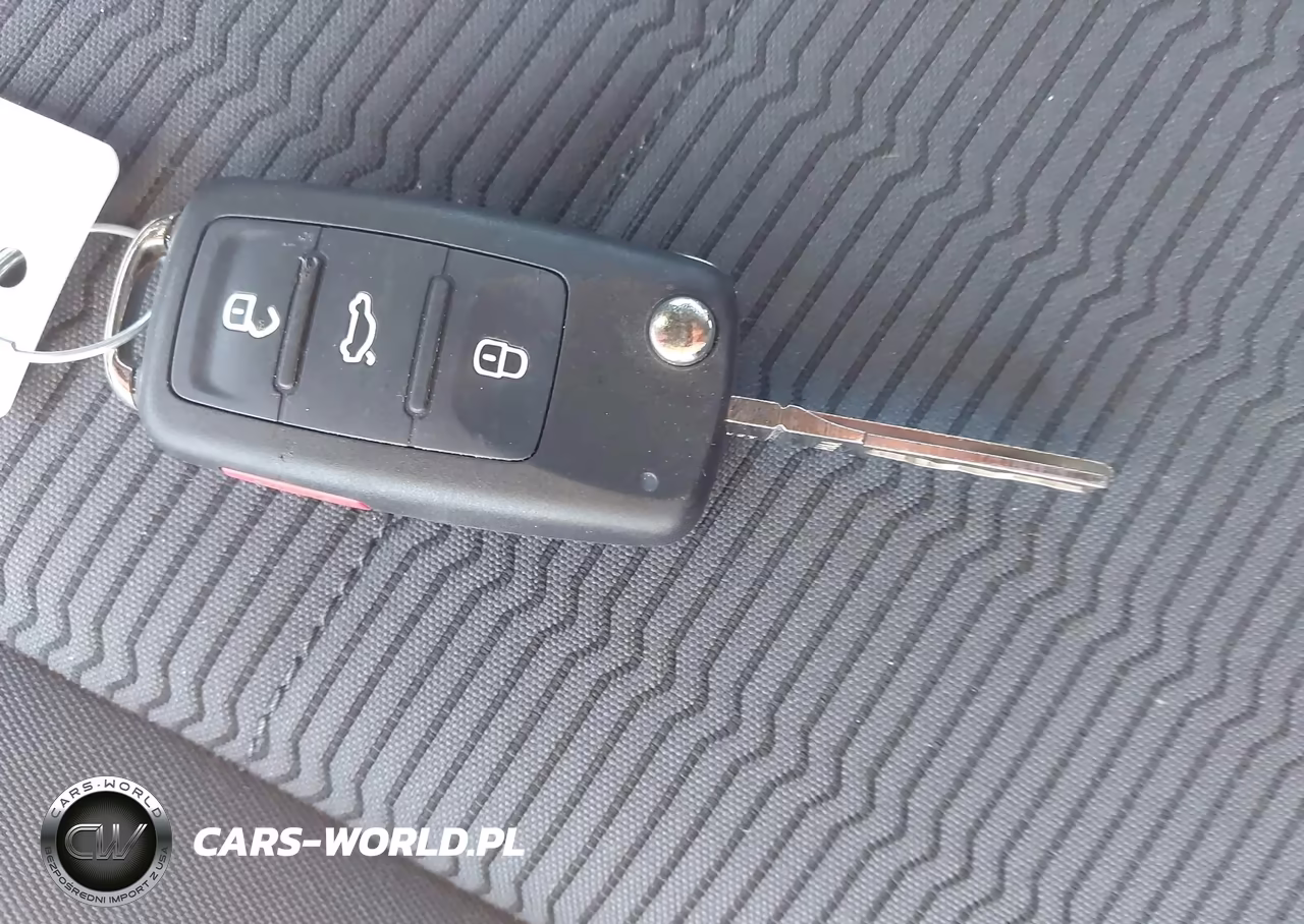 2013 Volkswagen Beetle 2.5L Entry VIN:3VWFP7AT9DM645964 - 11