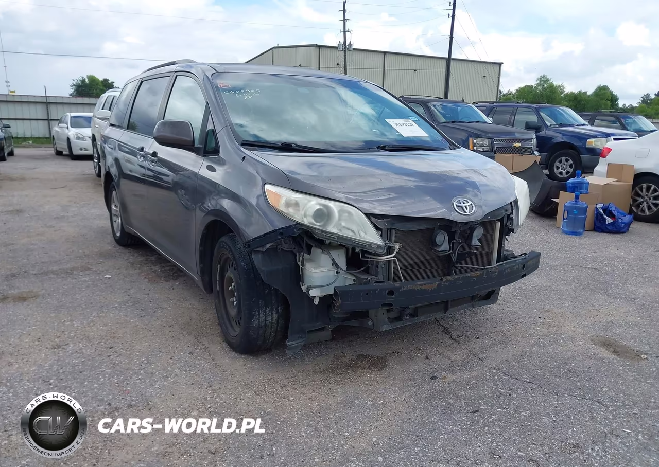 2014 Toyota Sienna Le V6 8 Passenger
