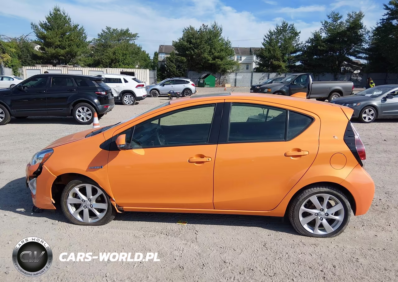2015 Toyota Prius C Four VIN:JTDKDTB3XF1104245 - 14