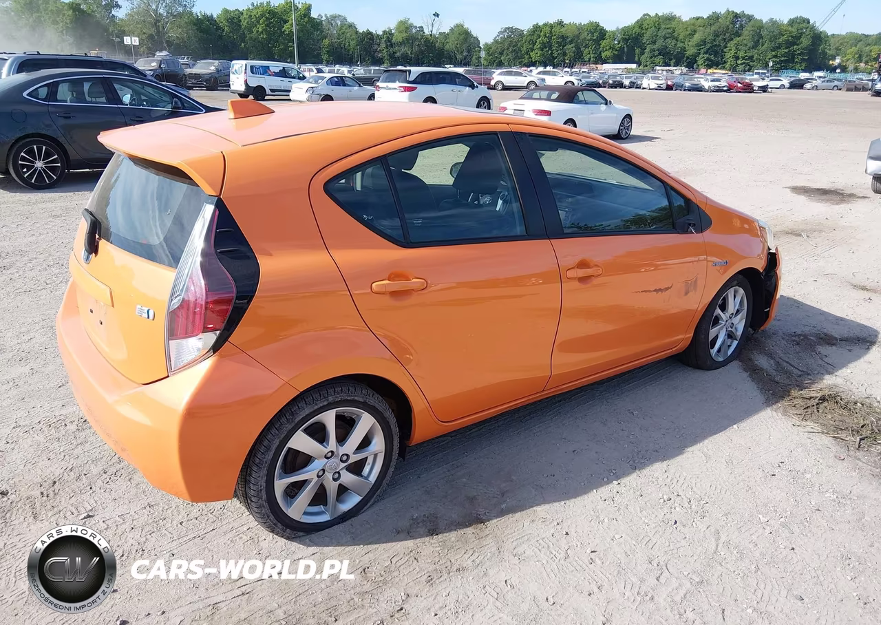 2015 Toyota Prius C Four VIN:JTDKDTB3XF1104245 - 4