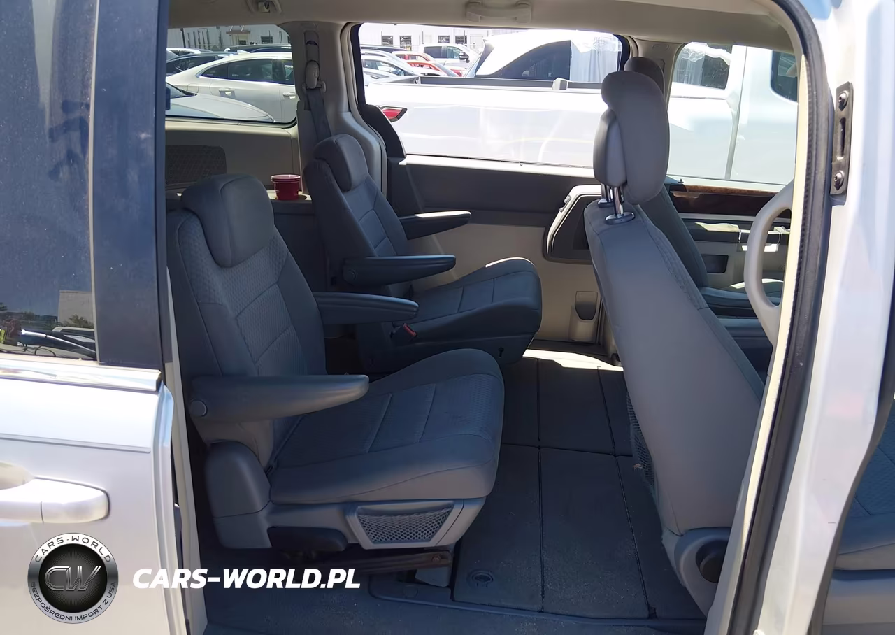 2010 Chrysler Town & Country Touring VIN:2A4RR5D12AR413617 - 8