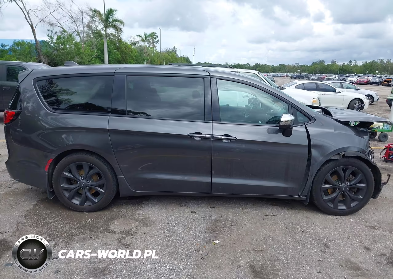 2019 Chrysler Pacifica Touring Plus VIN:2C4RC1FG8KR633332 - 13