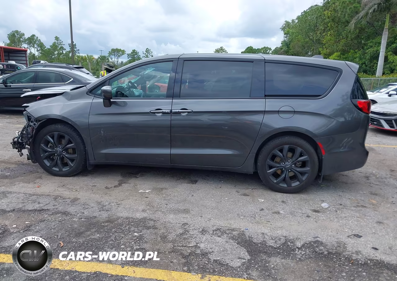 2019 Chrysler Pacifica Touring Plus VIN:2C4RC1FG8KR633332 - 14