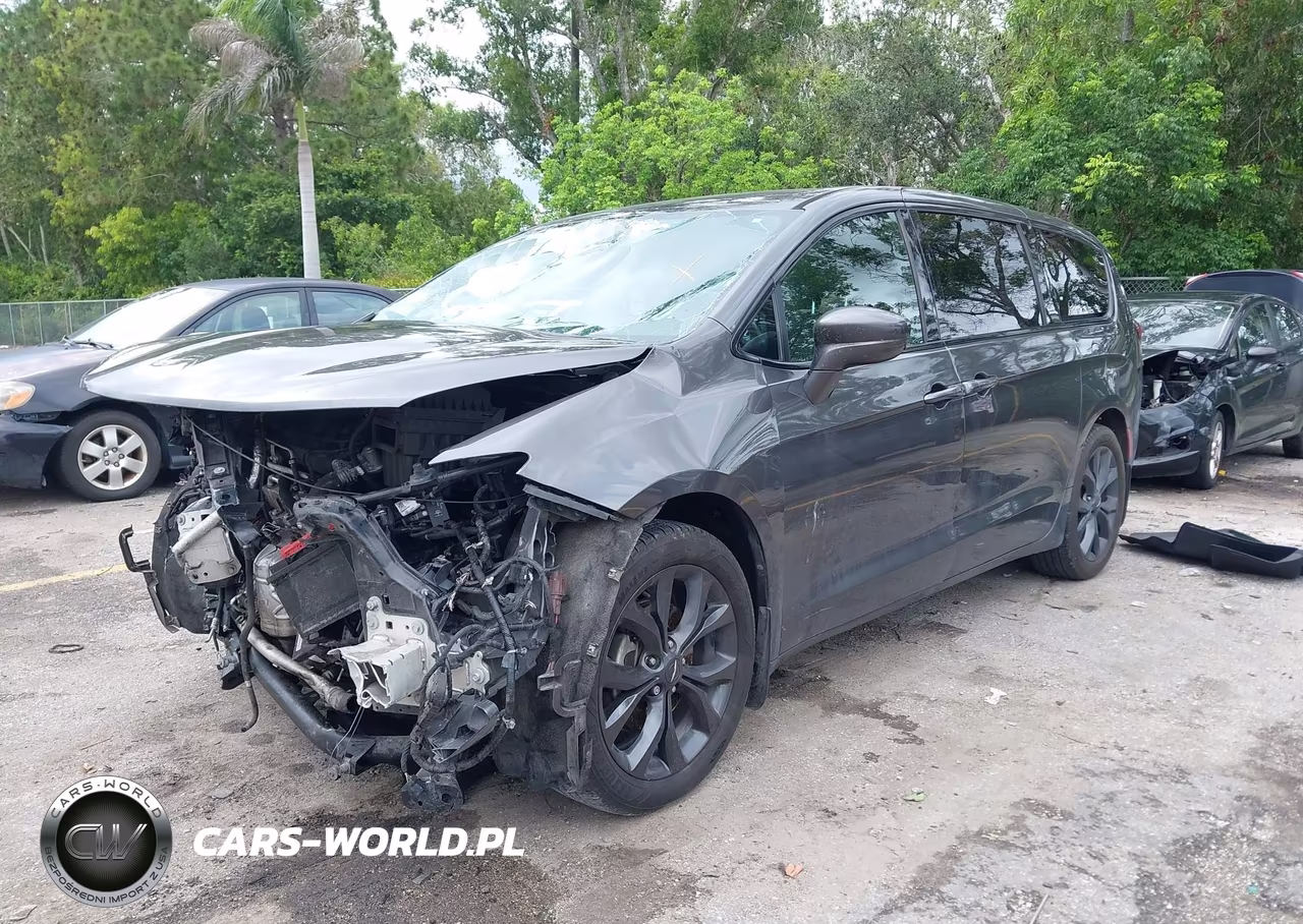 2019 Chrysler Pacifica Touring Plus VIN:2C4RC1FG8KR633332 - 2