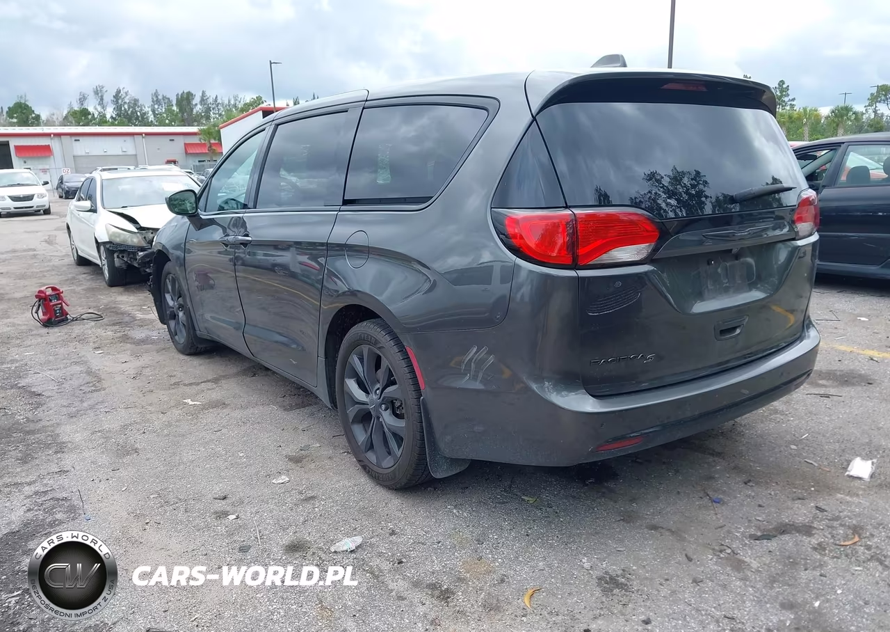 2019 Chrysler Pacifica Touring Plus VIN:2C4RC1FG8KR633332 - 3