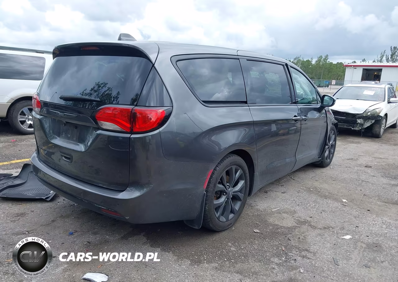2019 Chrysler Pacifica Touring Plus VIN:2C4RC1FG8KR633332 - 4