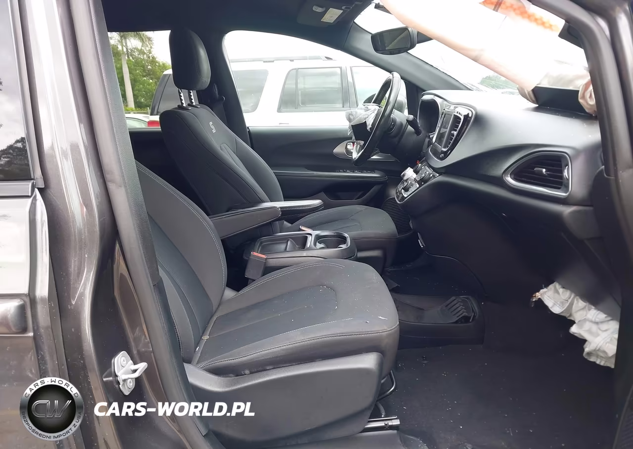 2019 Chrysler Pacifica Touring Plus VIN:2C4RC1FG8KR633332 - 5