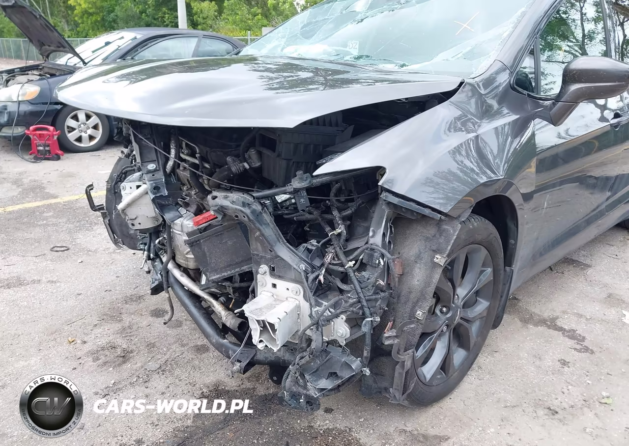 2019 Chrysler Pacifica Touring Plus VIN:2C4RC1FG8KR633332 - 6