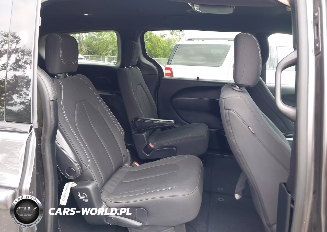 2019 Chrysler Pacifica Touring Plus VIN:2C4RC1FG8KR633332 - 8