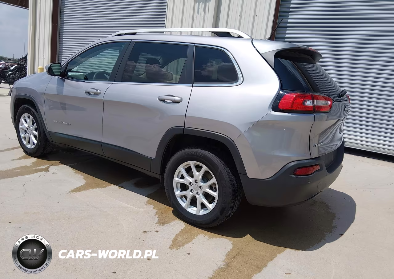 2018 Jeep Cherokee Latitude 4X4 VIN:1C4PJMCB4JD528604 - 3