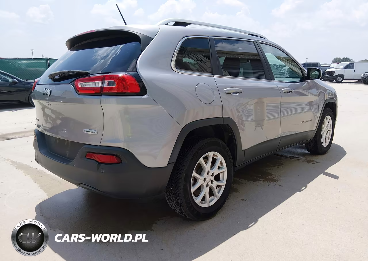 2018 Jeep Cherokee Latitude 4X4 VIN:1C4PJMCB4JD528604 - 4
