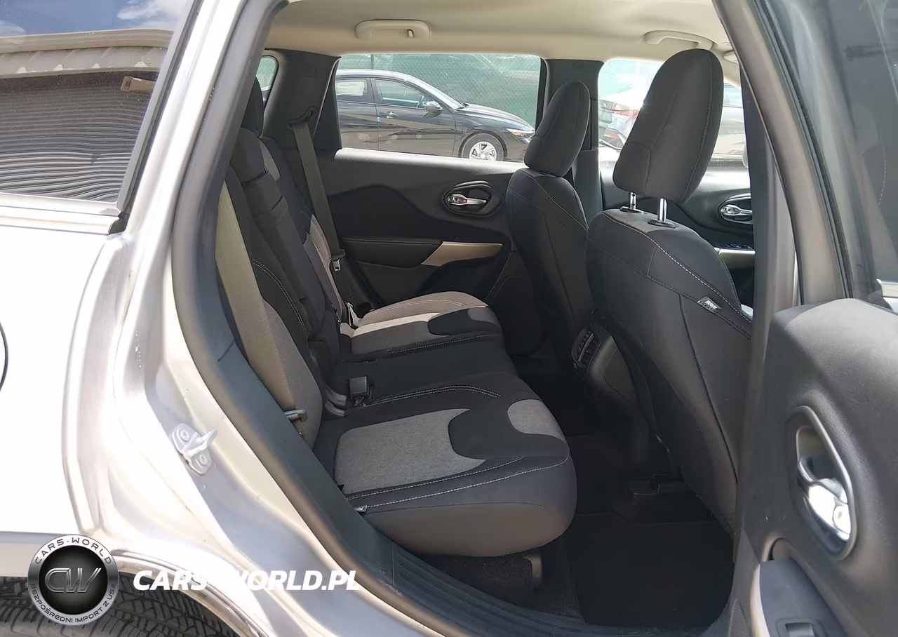 2018 Jeep Cherokee Latitude 4X4 VIN:1C4PJMCB4JD528604 - 8