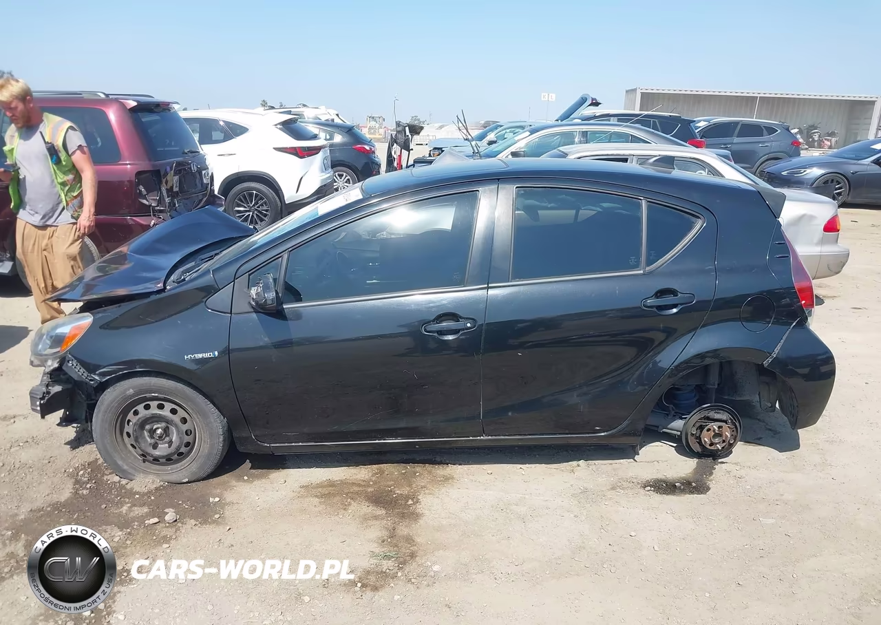 2015 Toyota Prius C Four VIN:JTDKDTB33F1113613 - 15
