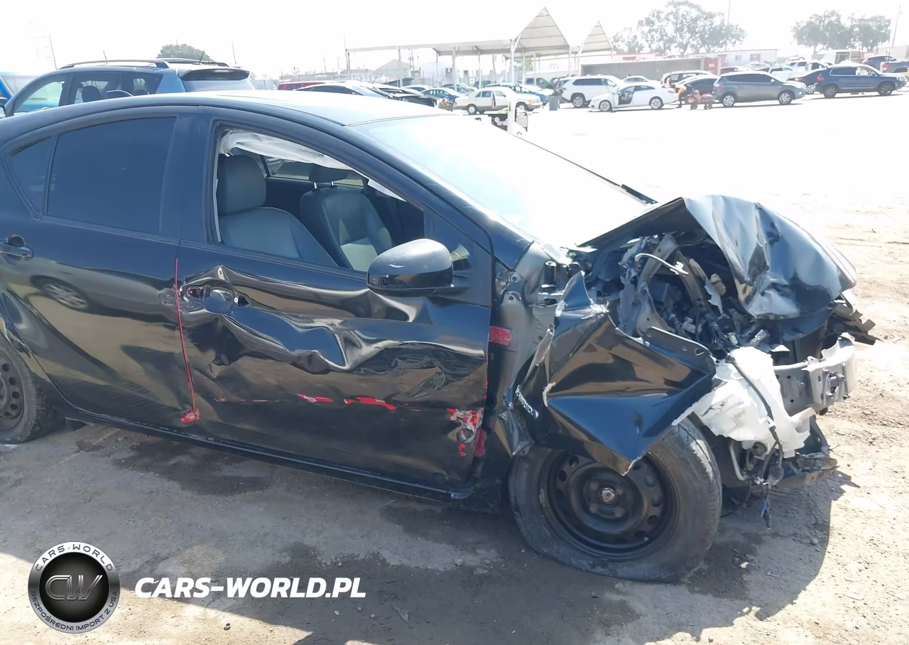 2015 Toyota Prius C Four VIN:JTDKDTB33F1113613 - 18