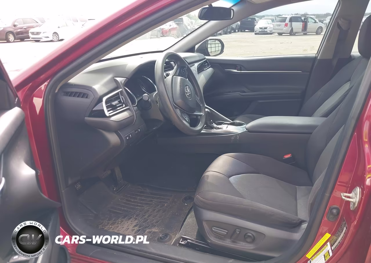 2018 Toyota Camry Le VIN:4T1B11HK4JU571384 - 17