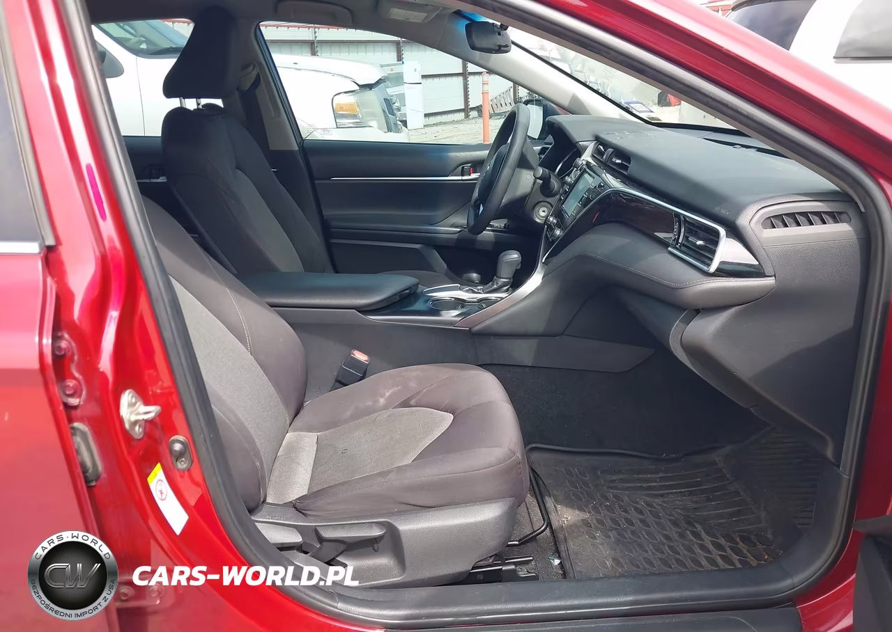 2018 Toyota Camry Le VIN:4T1B11HK4JU571384 - 5