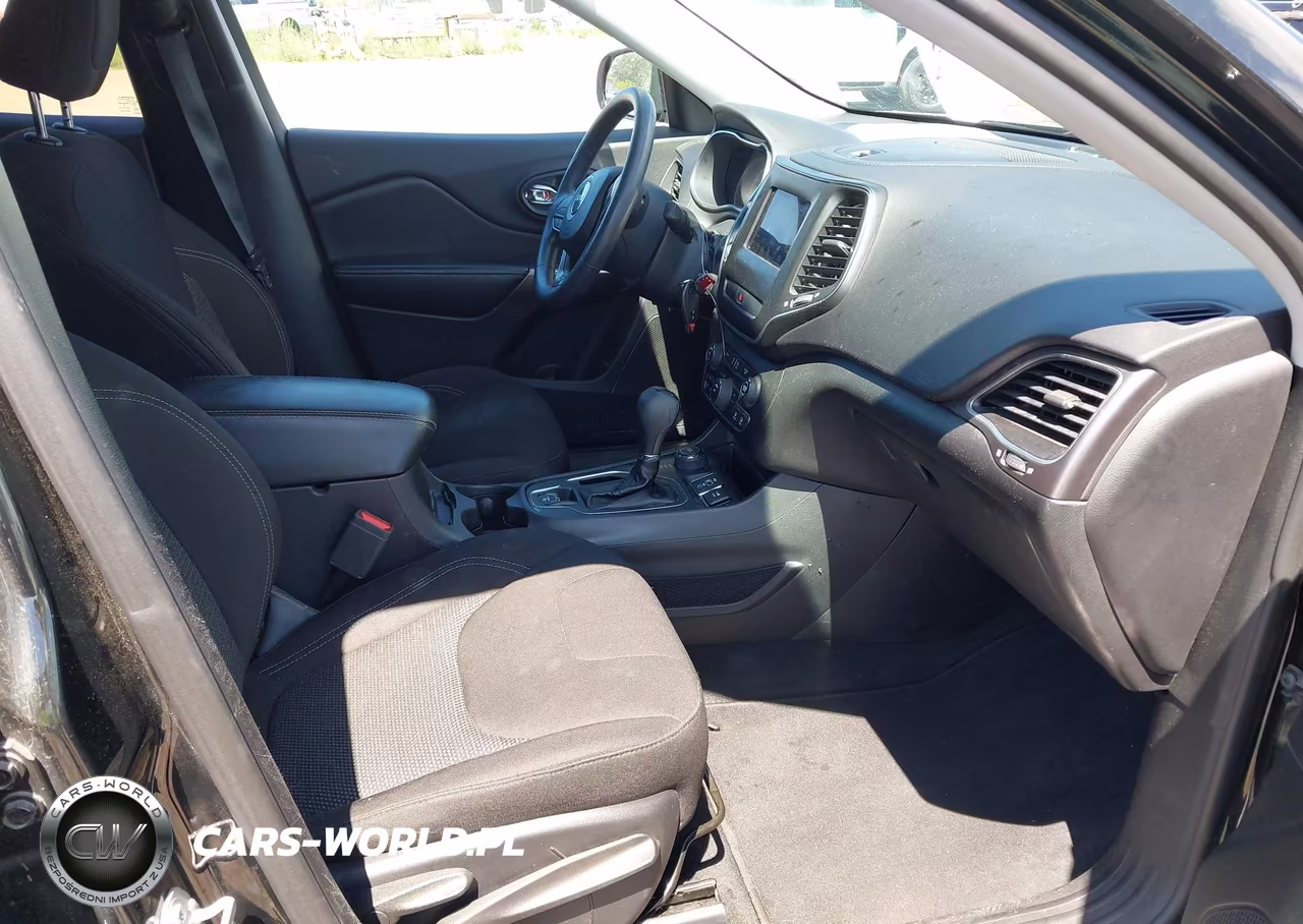 2019 Jeep Cherokee Latitude 4X4 VIN:1C4PJMCB5KD444938 - 5