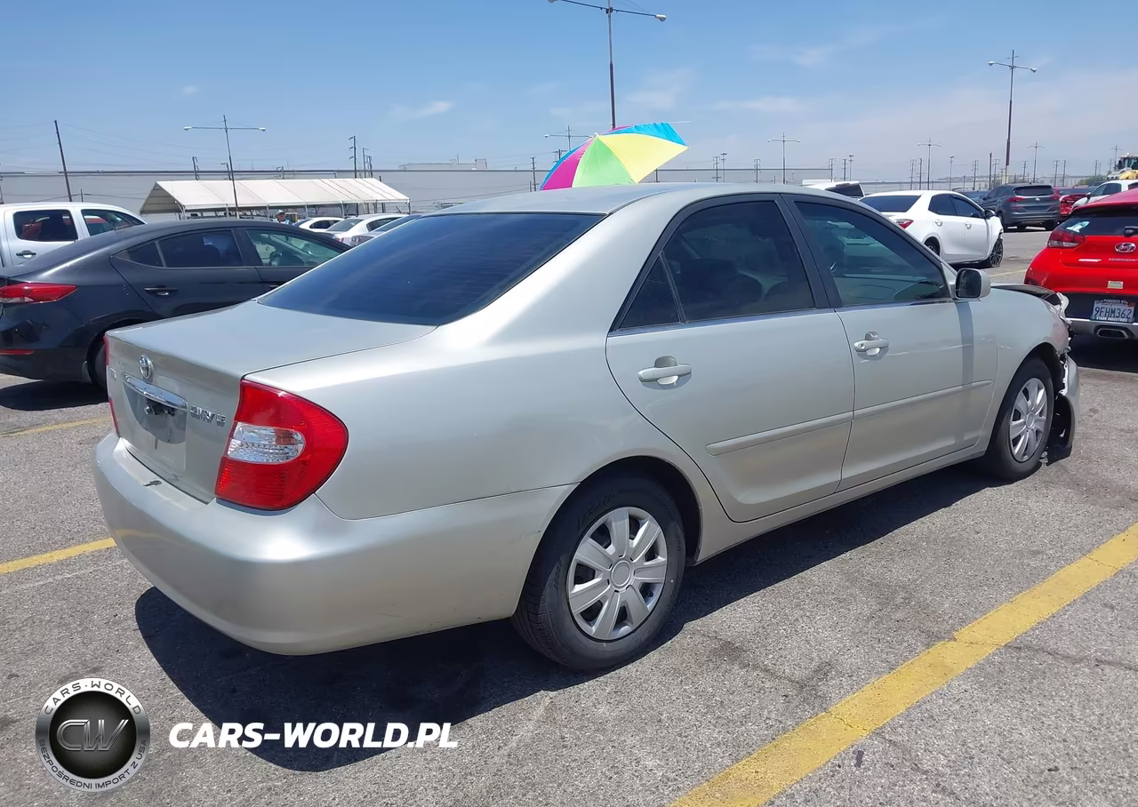 2002 Toyota Camry Le VIN:JTDBE32K320137513 - 4