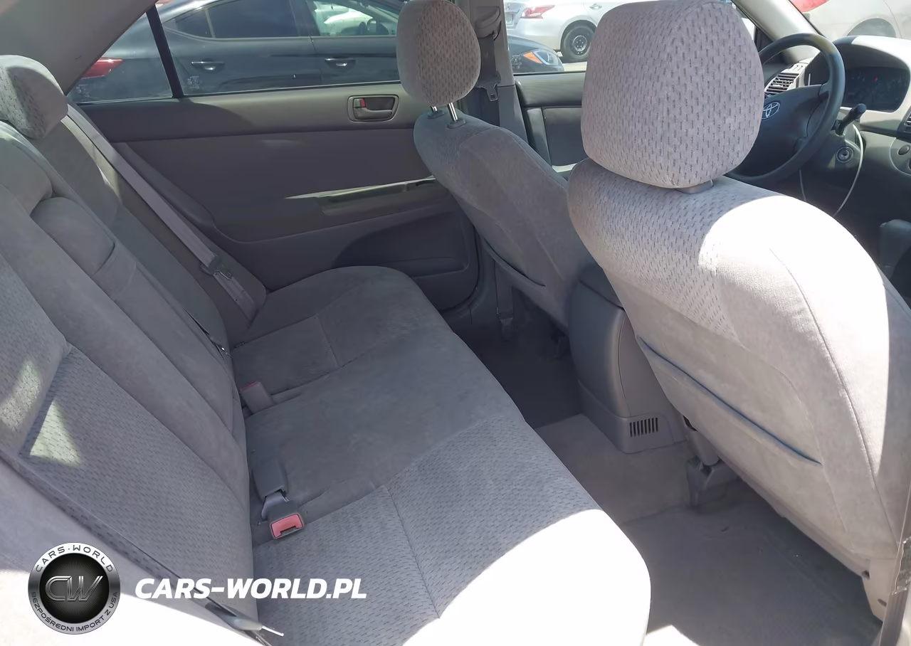2002 Toyota Camry Le VIN:JTDBE32K320137513 - 8