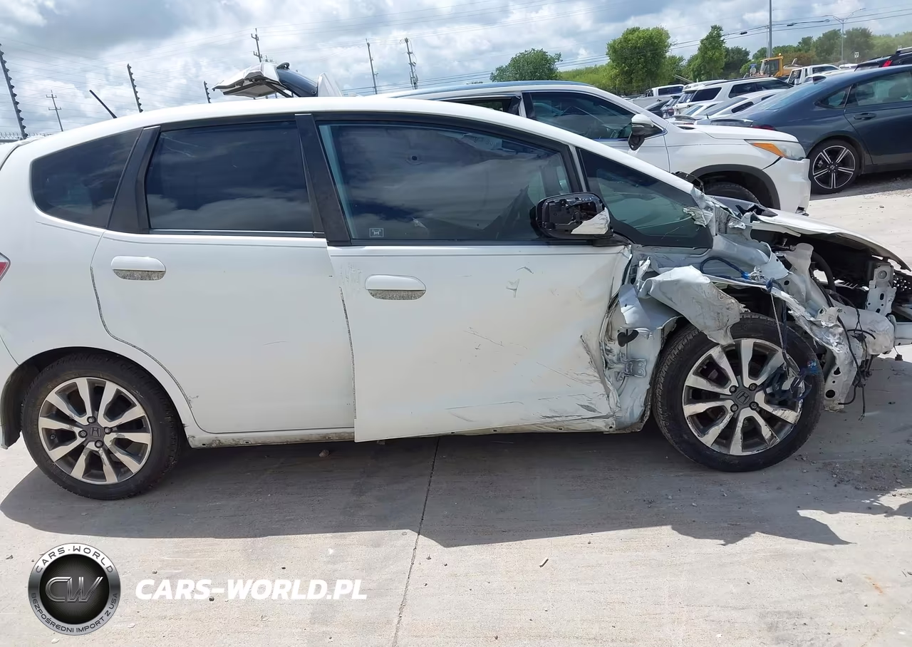 2013 Honda Fit Sport VIN:JHMGE8G51DC039022 - 14