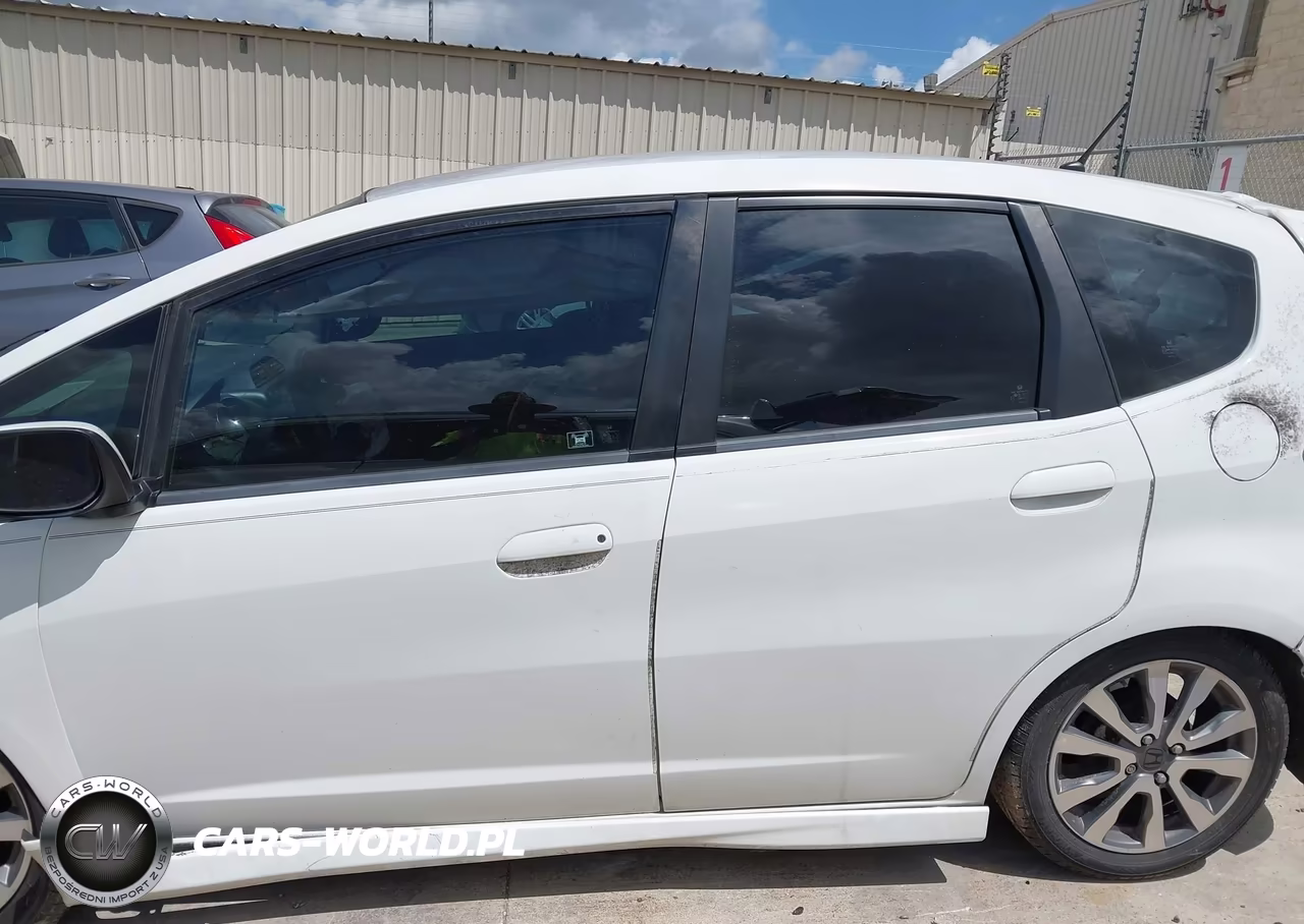 2013 Honda Fit Sport VIN:JHMGE8G51DC039022 - 15