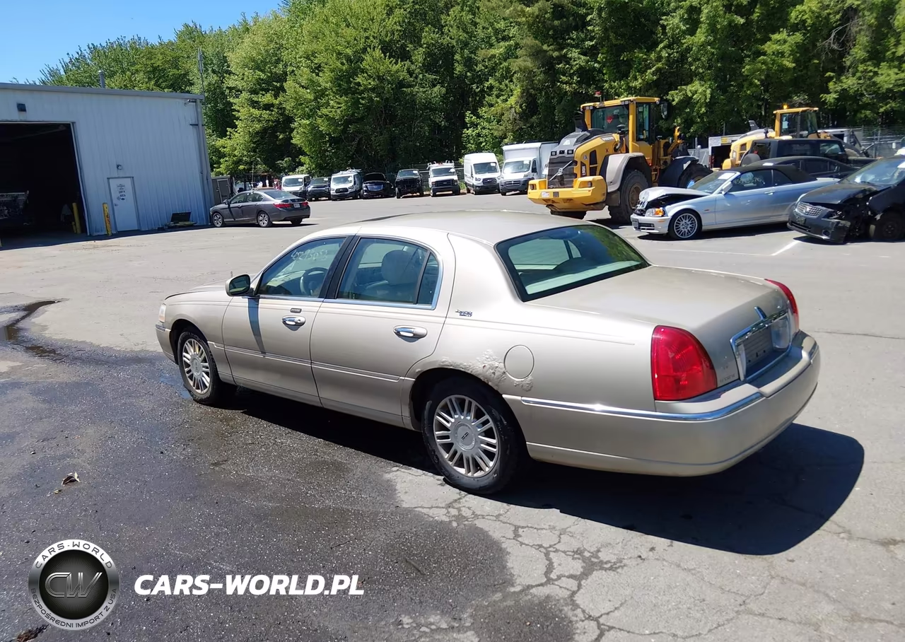 2007 Lincoln Town Car Signature Limited VIN:1LNHM82W17Y608673 - 3