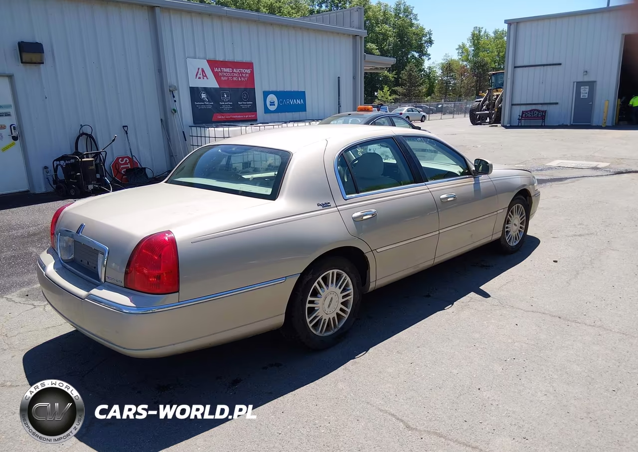2007 Lincoln Town Car Signature Limited VIN:1LNHM82W17Y608673 - 4