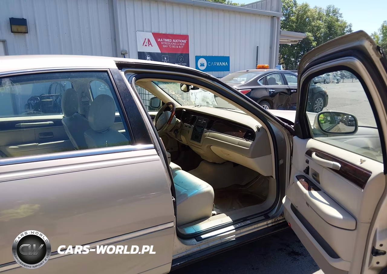 2007 Lincoln Town Car Signature Limited VIN:1LNHM82W17Y608673 - 5