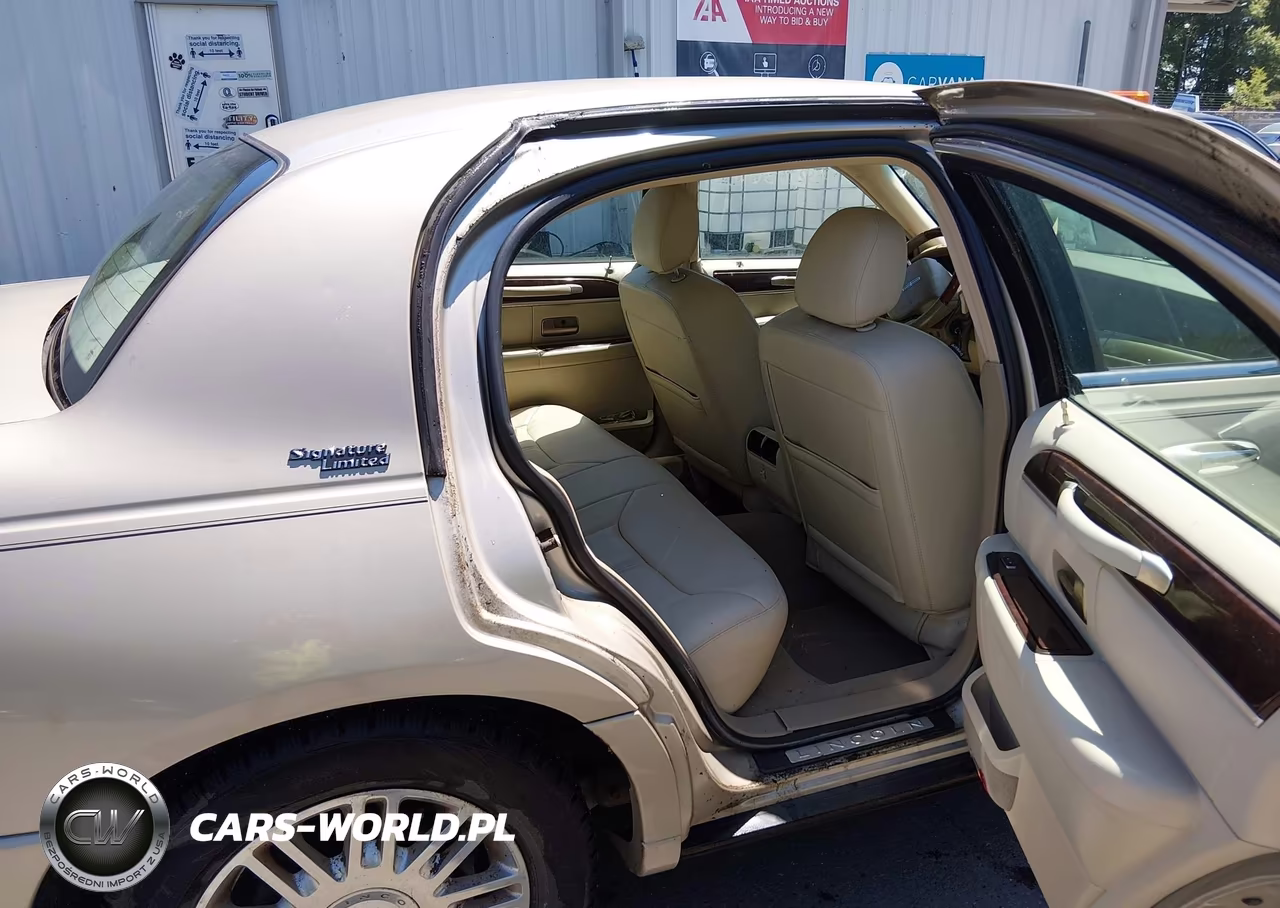 2007 Lincoln Town Car Signature Limited VIN:1LNHM82W17Y608673 - 8