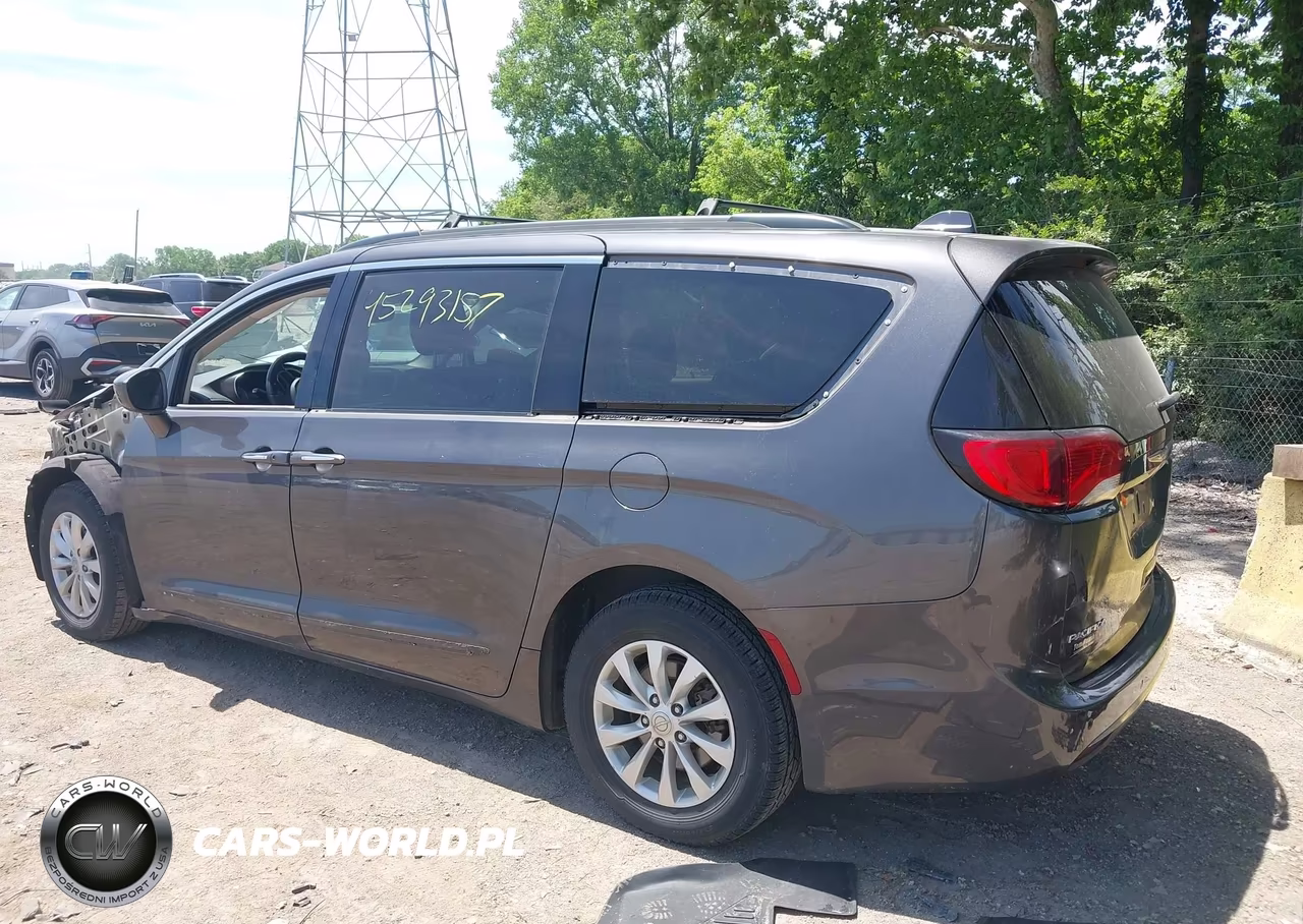 2017 Chrysler Pacifica Touring-L VIN:2C4RC1BG0HR540142 - 3